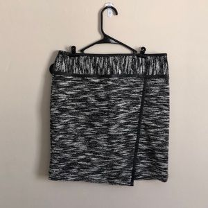Lightly worn, size 0, black and white tweed skirt by White House Black Market